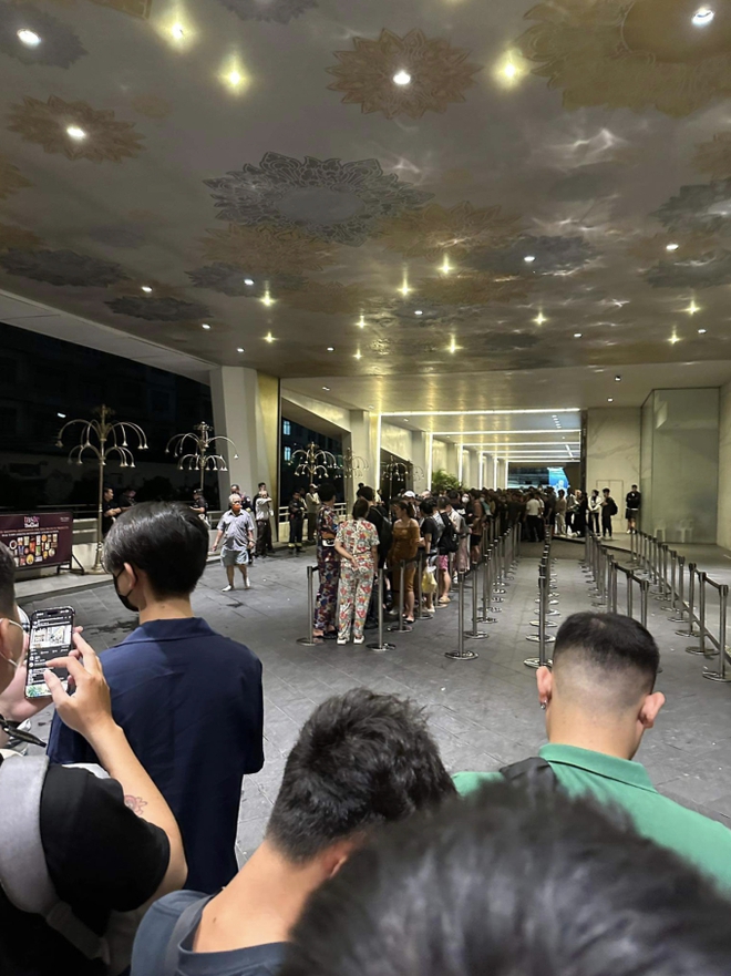 Người Việt xếp hàng từ đêm, đội mưa để mua sớm iPhone 15 tại Thái Lan, Singapore - Ảnh 9.