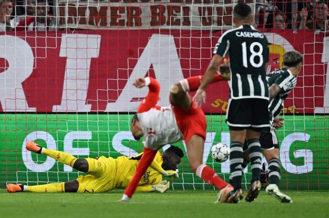 Onana thêm phen muối mặt vì đôi tay khi MU trở về sau thua Bayern Munich - Ảnh 2.