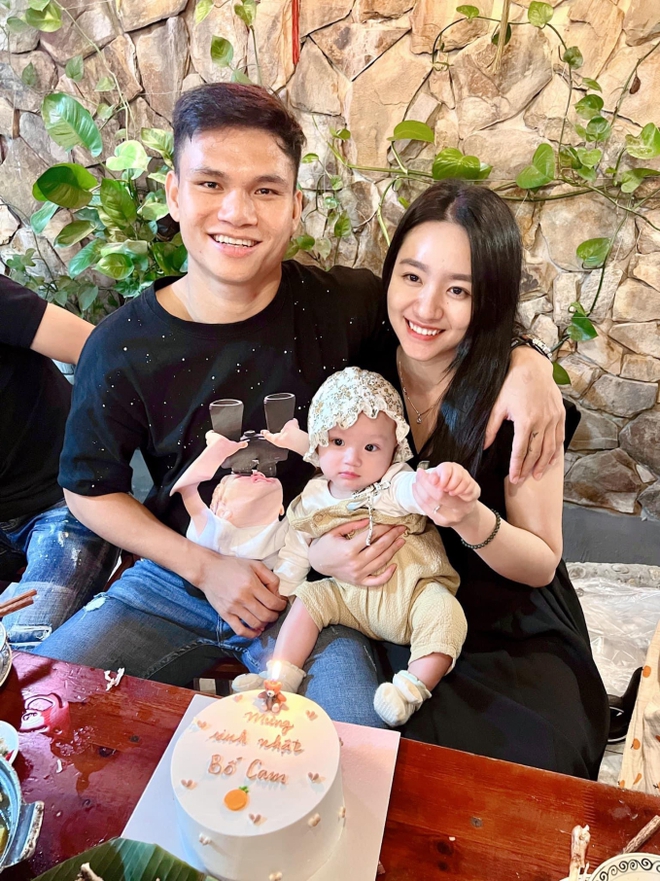 Vừa nhận l&oacute;t tay tiền tỷ, hậu vệ tuyển Việt Nam lại đ&oacute;n con thứ 2 ch&agrave;o đời - Ảnh 2.