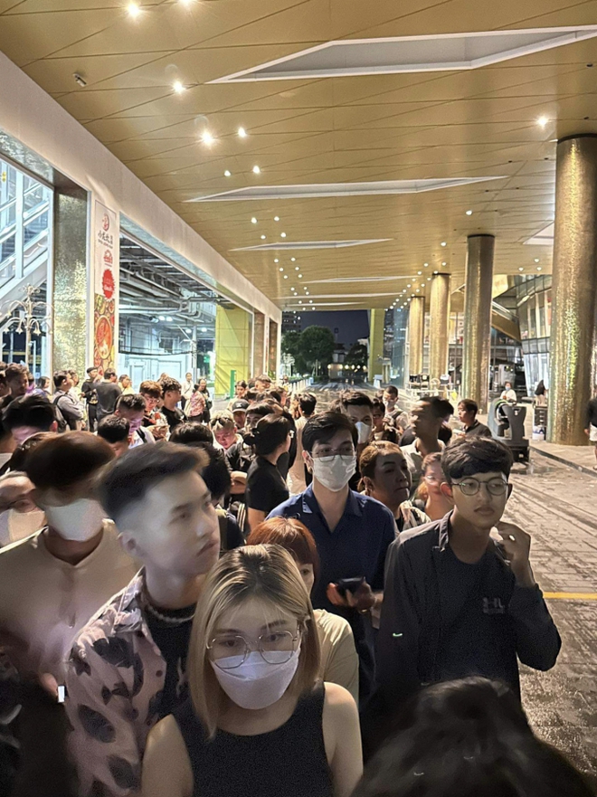 Người Việt xếp hàng từ đêm, đội mưa để mua sớm iPhone 15 tại Thái Lan, Singapore - Ảnh 8.