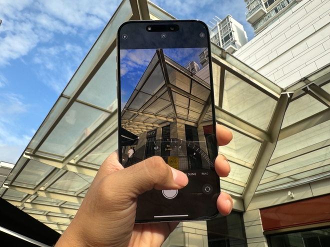 Mở hộp iPhone 15 Pro Max titan tự nhiên tại Singapore, phát hiện chi tiết mà nhiều người dùng sẽ thích - Ảnh 8.