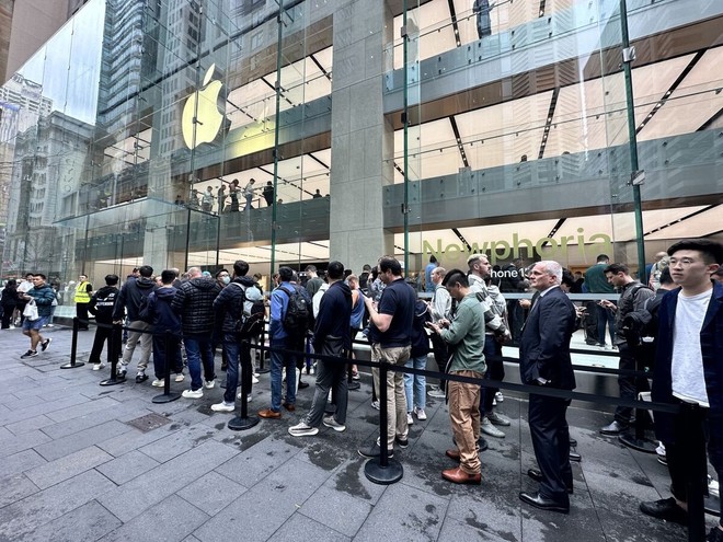 Apple vẫn chứng tỏ đẳng cấp: H&agrave;ng d&agrave;i xếp h&agrave;ng mua iPhone 15, đến người thất nghiệp cũng chịu chi hơn 1.000 USD - Ảnh 1.