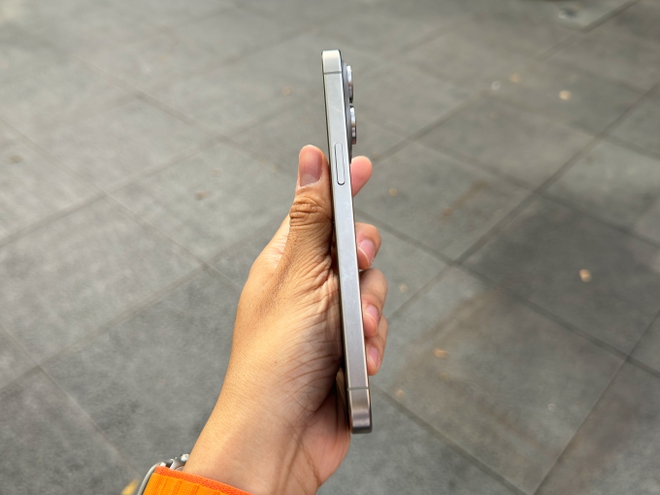 Mở hộp iPhone 15 Pro Max titan tự nhiên tại Singapore, phát hiện chi tiết mà nhiều người dùng sẽ thích - Ảnh 7.