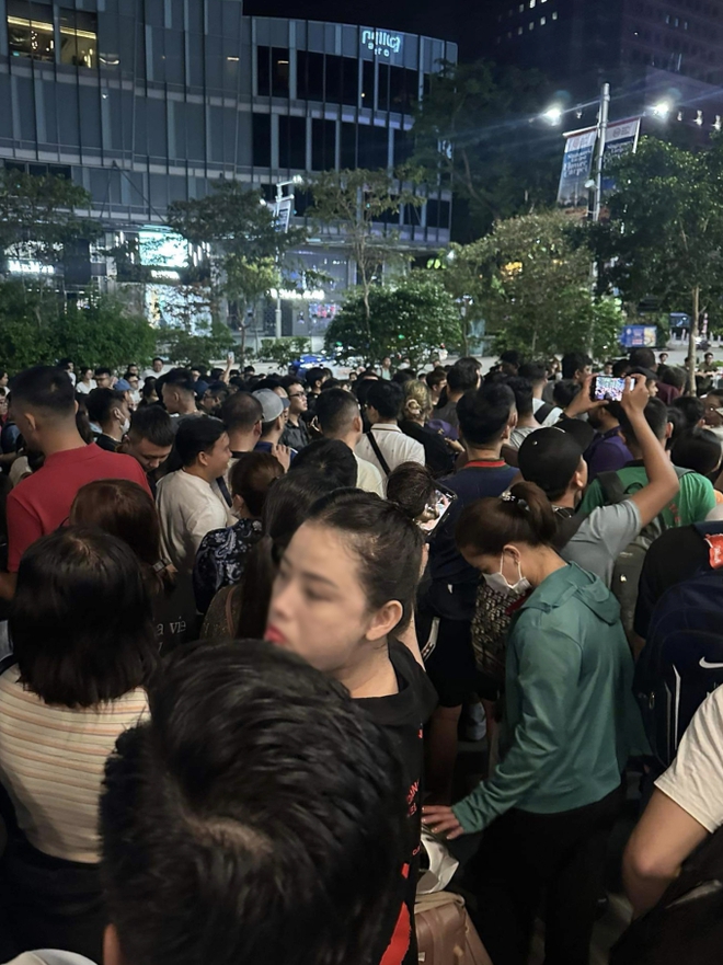 Người Việt xếp hàng từ đêm, đội mưa để mua sớm iPhone 15 tại Thái Lan, Singapore - Ảnh 6.