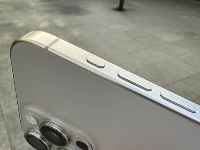 Mở hộp iPhone 15 Pro Max titan tự nhiên tại Singapore, phát hiện chi tiết mà nhiều người dùng sẽ thích - Ảnh 6.