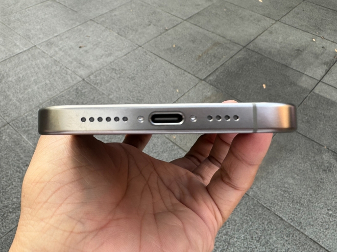 Mở hộp iPhone 15 Pro Max titan tự nhiên tại Singapore, phát hiện chi tiết mà nhiều người dùng sẽ thích - Ảnh 5.