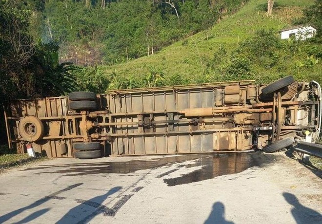 Xe tải lật chắn ngang đường Hồ Chí Minh lúc rạng sáng, 3 người thương vong - Ảnh 2.