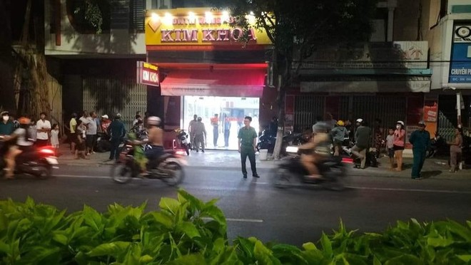 NÓNG: Hai đối tượng dùng súng cướp tiệm vàng Kim Khoa ở Khánh Hoà - Ảnh 4.