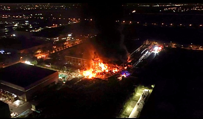 Chùm ảnh: Nổ nhà máy tại Đài Loan (Trung Quốc), lửa cháy bao trùm khiến 103 người thương vong - Ảnh 1.