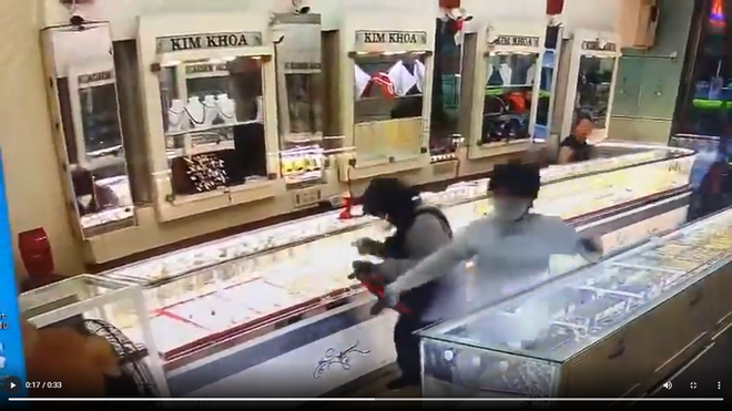 NÓNG: Hai đối tượng dùng súng cướp tiệm vàng Kim Khoa ở Khánh Hoà - Ảnh 2.