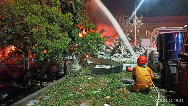 Chùm ảnh: Nổ nhà máy tại Đài Loan (Trung Quốc), lửa cháy bao trùm khiến 103 người thương vong - Ảnh 7.
