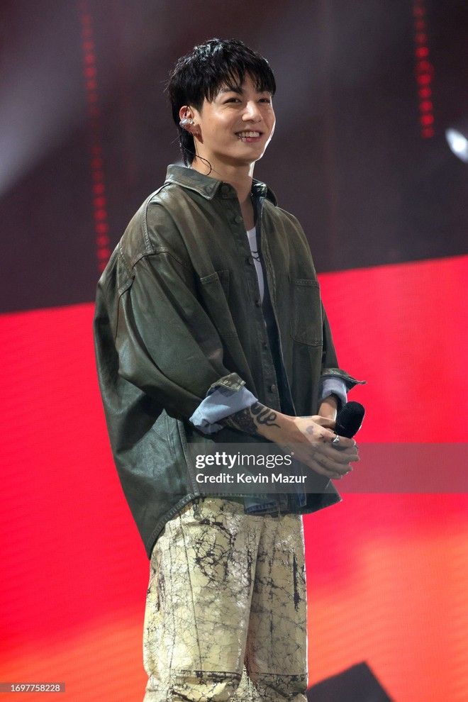 Jung Kook nhá hàng nhạc mới, dỗi fan vì tiết lộ trước màn bất ngờ trên sân khấu lễ hội âm nhạc Mỹ - Ảnh 2.