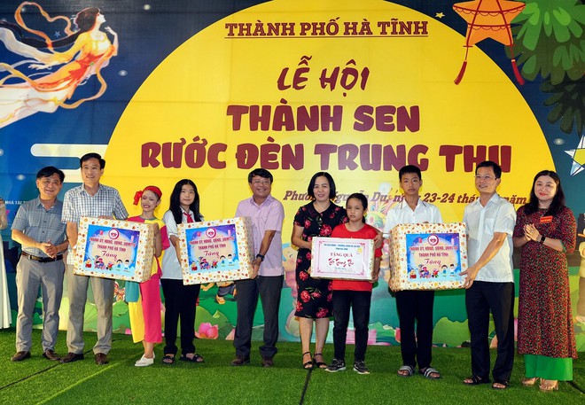 Hà Tĩnh: Hàng nghìn người xuống phố rước đèn trung thu khổng lồ - Ảnh 12.