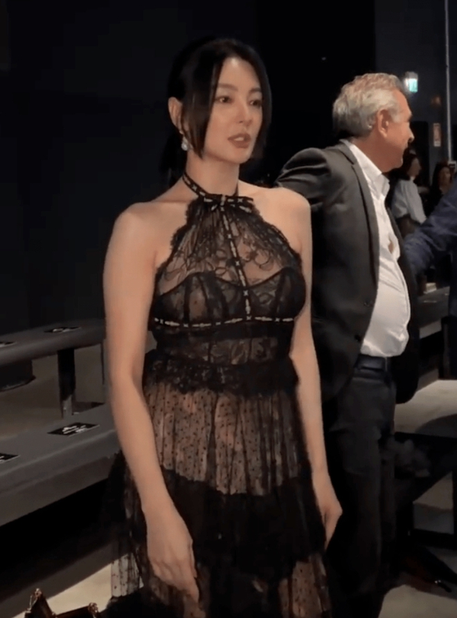 Loạt mỹ nhân Hoa ngữ gây tranh cãi tại Milan Fashion Week: Trương Bá Chi dính nghi vấn “dao kéo”, Triệu Lộ Tư - Ngu Thư Hân đua nhau mất điểm - Ảnh 19.