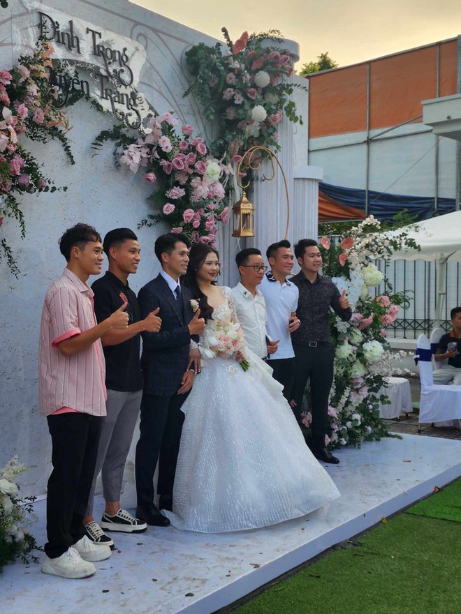 Đ&igrave;nh Trọng hạnh ph&uacute;c đeo nhẫn cưới cho vợ trước sự chứng kiến của con trai đầu l&ograve;ng - Ảnh 10.
