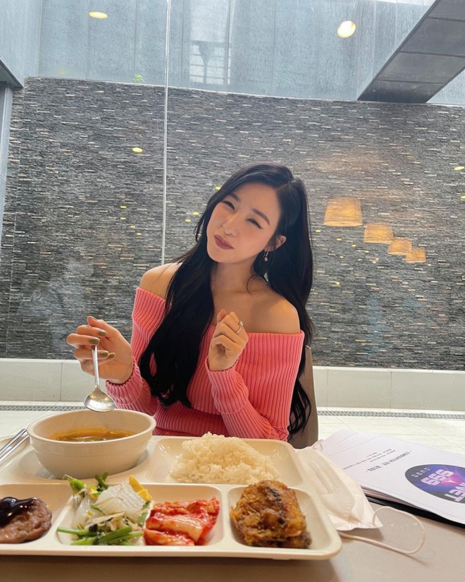 Ngắm Instagram của c&aacute;c sao ch&acirc;u &Aacute; s&agrave;nh điệu, t&ocirc;i nhận ra c&oacute; một mẫu &aacute;o nhất định phải sắm cho thu đ&ocirc;ng năm nay - Ảnh 4.