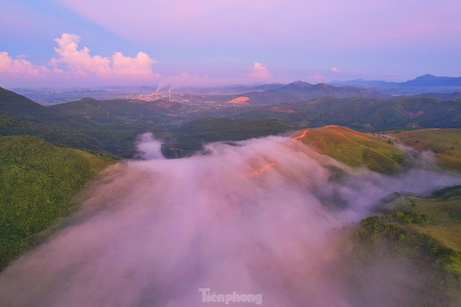 Săn mây trên đỉnh Phượng Hoàng - toạ độ check in sống ảo mới cực đẹp ở Quảng Ninh - Ảnh 3.