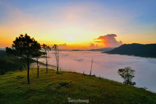 Săn mây trên đỉnh Phượng Hoàng - toạ độ check in sống ảo mới cực đẹp ở Quảng Ninh - Ảnh 2.
