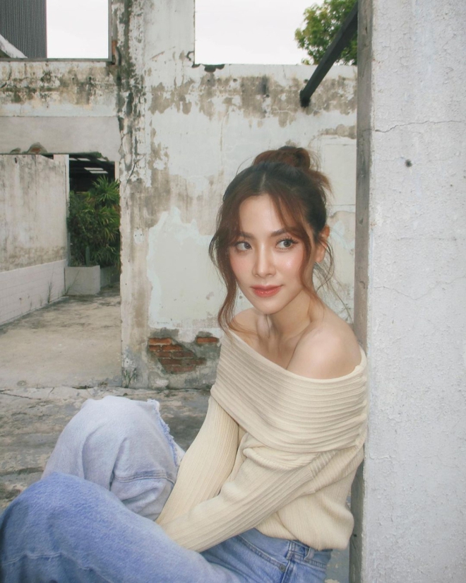 Ngắm Instagram của c&aacute;c sao ch&acirc;u &Aacute; s&agrave;nh điệu, t&ocirc;i nhận ra c&oacute; một mẫu &aacute;o nhất định phải sắm cho thu đ&ocirc;ng năm nay - Ảnh 1.