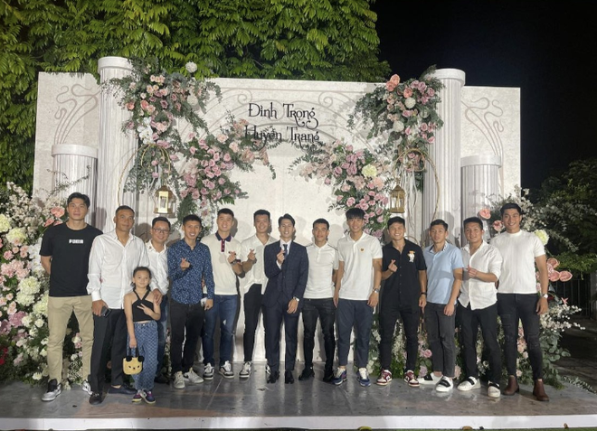 D&agrave;n tuyển thủ Việt Nam bảnh bao mừng cưới Đ&igrave;nh Trọng, Duy Mạnh g&acirc;y ch&uacute; &yacute; - Ảnh 3.