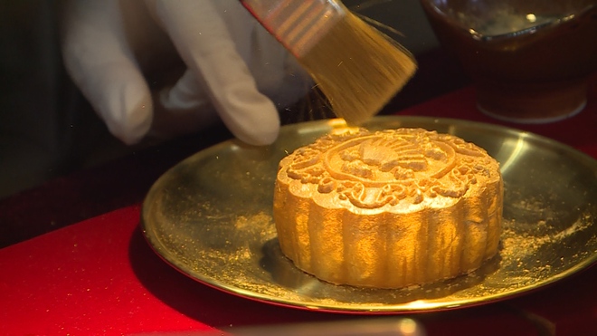 Bánh trung thu dát vàng giá vài triệu đồng - Ảnh 3.