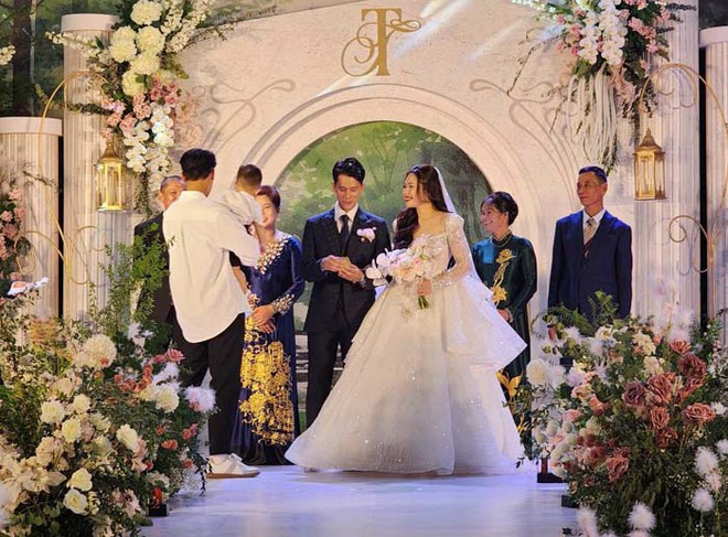 Đ&igrave;nh Trọng hạnh ph&uacute;c đeo nhẫn cưới cho vợ trước sự chứng kiến của con trai đầu l&ograve;ng - Ảnh 3.