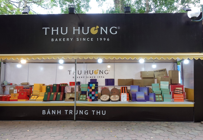 Dạo qua thị trường bánh Trung thu Hà Nội sát Rằm tháng 8: Nơi vắng khách, nơi nhộn nhịp hẳn lên - Ảnh 1.