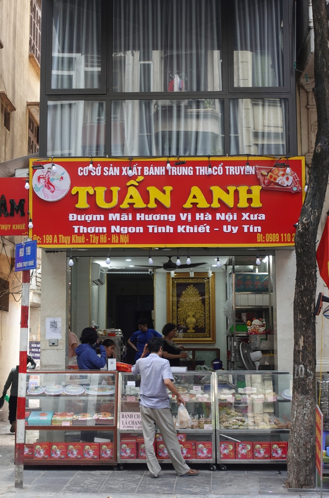 Dạo qua thị trường bánh Trung thu Hà Nội sát Rằm tháng 8: Nơi vắng khách, nơi nhộn nhịp hẳn lên - Ảnh 3.