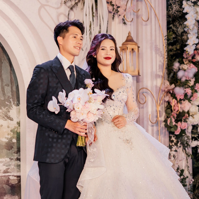 Hoà Minzy và Đình Trọng cùng dàn WAG Việt 'đọ sắc' tại lễ cưới, ai sẽ tỏa sáng hơn?