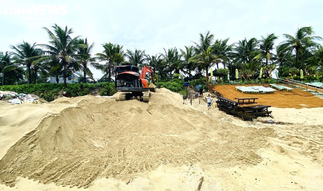 Đội mưa v&aacute; bờ biển Hội An trước khi &aacute;p thấp nhiệt đới đổ bộ v&agrave;o đất liền - Ảnh 10.