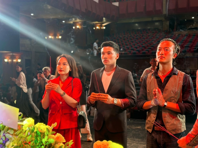 NS Hoài Linh lộ diện ở đền thờ Tổ 100 tỷ, Nam Thư cùng dàn sao tham dự ngày 1 giỗ Tổ ngành sân khấu - Ảnh 15.