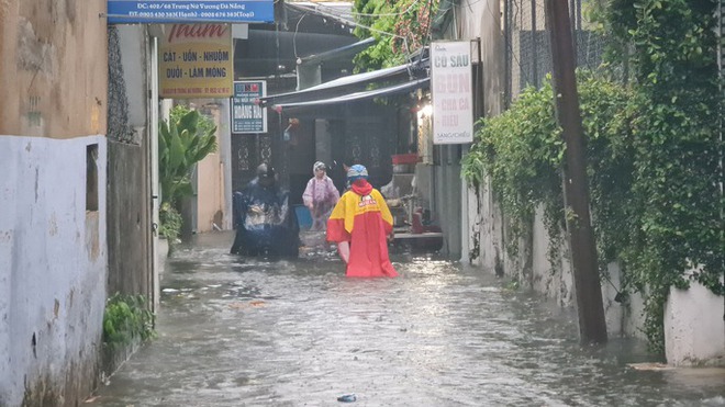 Nhiều nơi ở miền Trung ngập sâu, cảnh báo nguy cơ sạt lở - Ảnh 9.