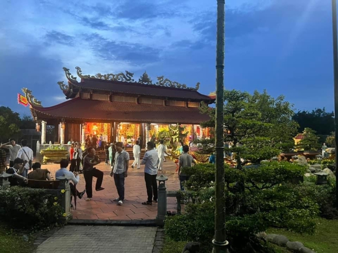 NS Hoài Linh lộ diện ở đền thờ Tổ 100 tỷ, Nam Thư cùng dàn sao tham dự ngày 1 giỗ Tổ ngành sân khấu - Ảnh 6.