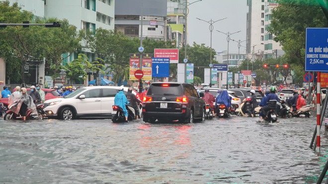 Nhiều nơi ở miền Trung ngập sâu, cảnh báo nguy cơ sạt lở - Ảnh 4.