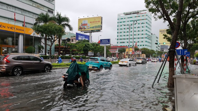 Nhiều nơi ở miền Trung ngập sâu, cảnh báo nguy cơ sạt lở - Ảnh 3.