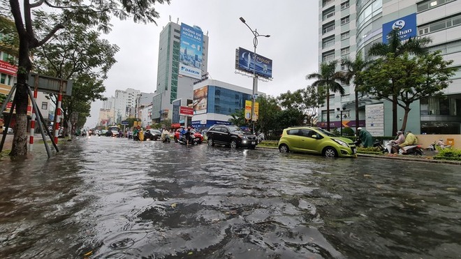 Nhiều nơi ở miền Trung ngập sâu, cảnh báo nguy cơ sạt lở - Ảnh 2.