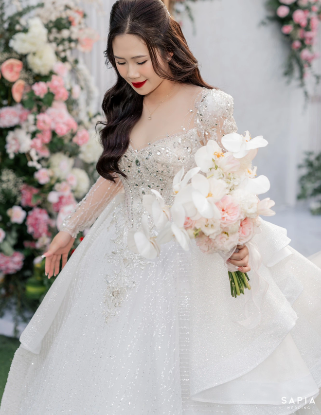 Hoà Minzy và Đình Trọng cùng dàn WAG Việt 'đọ sắc' tại lễ cưới, ai sẽ tỏa sáng hơn?