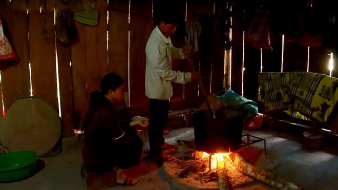 Dọa ăn l&aacute; ng&oacute;n nếu kh&ocirc;ng được... tảo h&ocirc;n - Ảnh 1.