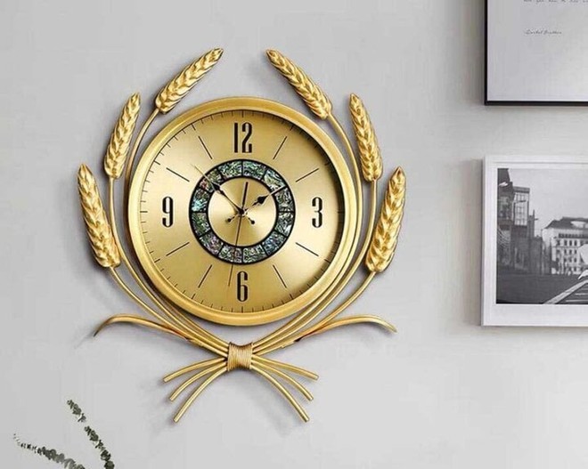C&oacute; n&ecirc;n treo đồng hồ đối diện cửa ra v&agrave;o? - Ảnh 1.