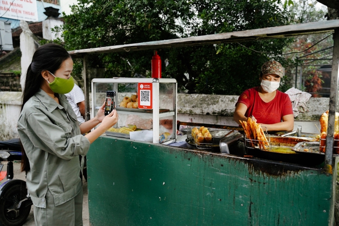 Sinh viên và lối sống không tiền mặt, ăn tô hủ tíu gõ gần nhà cũng chọn hình thức chuyển khoản - Ảnh 2.