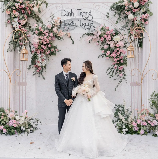 Hoà Minzy và Đình Trọng cùng dàn WAG Việt 'đọ sắc' tại lễ cưới, ai sẽ tỏa sáng hơn?