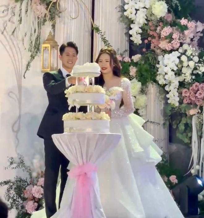 Hoà Minzy và Đình Trọng cùng dàn WAG Việt 'đọ sắc' tại lễ cưới, ai sẽ tỏa sáng hơn?