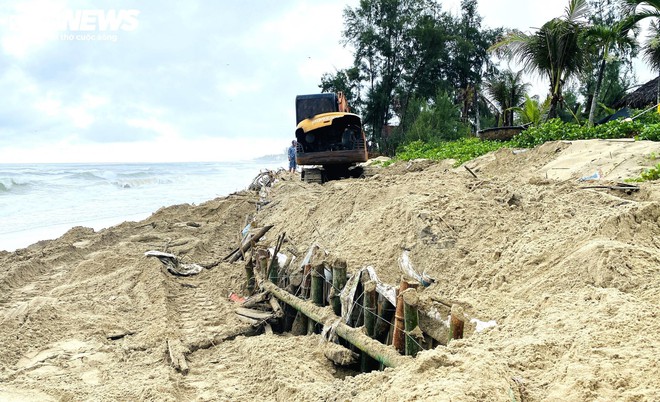 Đội mưa v&aacute; bờ biển Hội An trước khi &aacute;p thấp nhiệt đới đổ bộ v&agrave;o đất liền - Ảnh 5.