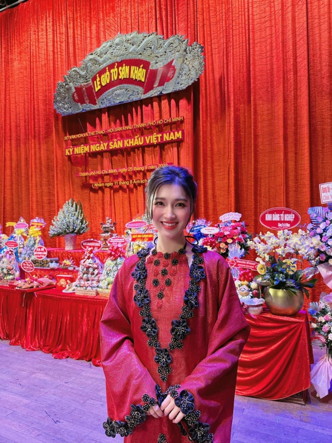 NS Hoài Linh lộ diện ở đền thờ Tổ 100 tỷ, Nam Thư cùng dàn sao tham dự ngày 1 giỗ Tổ ngành sân khấu - Ảnh 9.