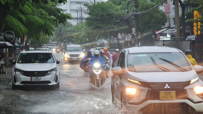 Nhiều nơi ở miền Trung ngập sâu, cảnh báo nguy cơ sạt lở - Ảnh 11.