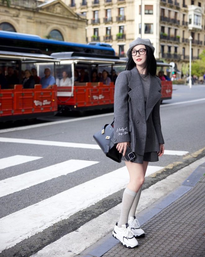 Đẳng cấp chị đại Cbiz Phạm Băng Băng: U45 vẫn giữ vững phong độ mặc đẹp, ngắm style đời thường mà mê - Ảnh 5.