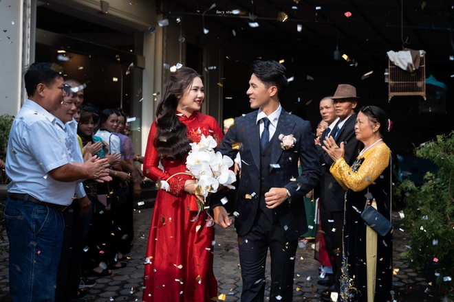 MC đ&aacute;m cưới tiết lộ Đ&igrave;nh Trọng được ưu &aacute;i đặc biệt khi quỳ gối nhận qu&agrave; từ nh&agrave; vợ - Ảnh 3.