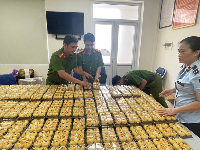 Gần 2.000 bánh Trung thu trôi nổi sắp đưa ra tiêu thụ bị phát hiện tại Hà Nội - Ảnh 1.
