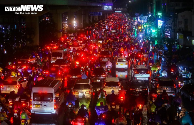 Mưa giờ tan tầm, đường phố H&agrave; Nội &ugrave;n tắc kh&ocirc;ng lối tho&aacute;t - Ảnh 2.