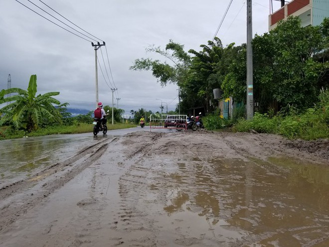 Cận cảnh bùn ùn ùn tràn vào nhà dân ở Đà Nẵng - Ảnh 6.